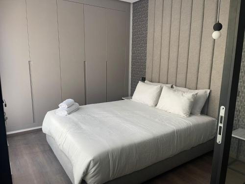 卡薩布蘭卡的住宿－Magic Appartement Luxury Gauthier 10，卧室配有白色大床和白色枕头
