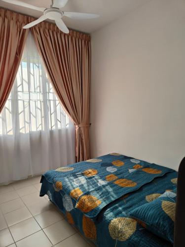 una camera con letto e ventilatore a soffitto di Homestay Hufidya a Putrajaya
