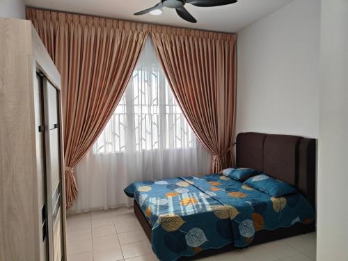 una camera con un letto e una grande finestra di Homestay Hufidya a Putrajaya