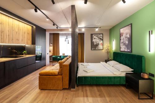 una camera con letto e sedia e una cucina di LEOGRAND Apartments on Shevchenka 38 a Lviv