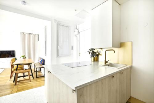 kuchnia ze zlewem i blatem w obiekcie Luxury top floor duplex near Le Marais w Paryżu