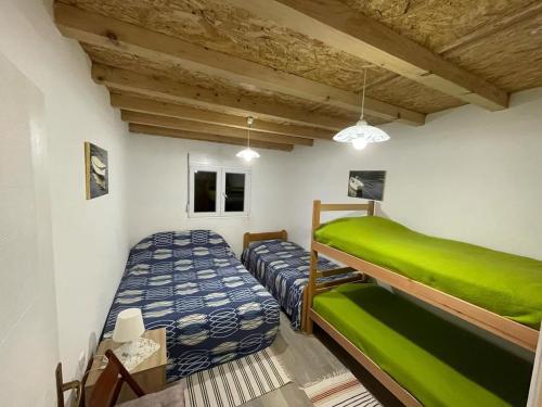 コラシンにあるApartment Marojevic Lipovoのベッドルーム1室(二段ベッド2組付)