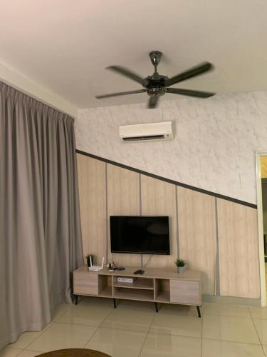 een woonkamer met een televisie en een plafondventilator bij FHS Homestay @ Arte Plus Jalan Ampang T3-33A-07 in Kuala Lumpur
