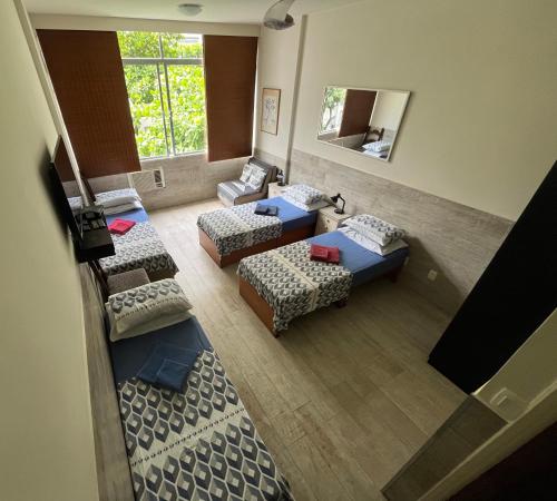 里約熱內盧的住宿－Alex Rio Flats Studio Arpoador，享有空中景致,设有带沙发和镜子的客厅