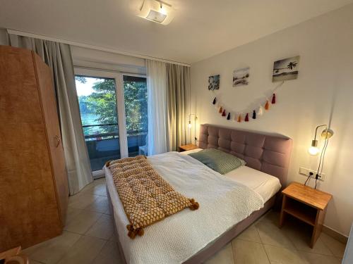 - une chambre avec un grand lit et une fenêtre dans l'établissement Brauner Bär, à Altenberg