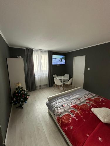 una camera con un letto e un albero di Natale di Luxury Apartment a Topliţa