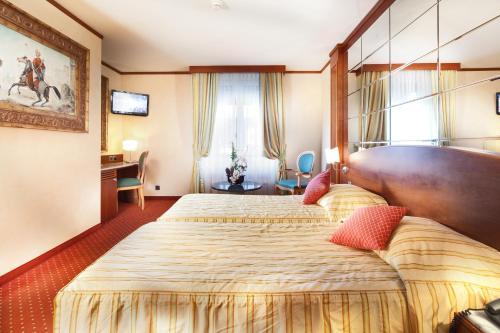 日內瓦的住宿－Hotel Strasbourg，酒店客房设有两张床和窗户。