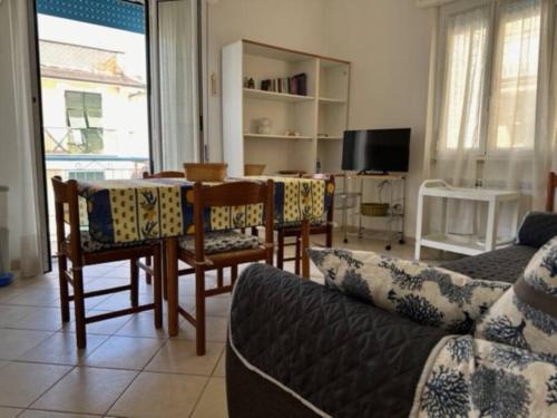 una sala de estar con un sofá y una mesa en Casa Marina - MONEGLIA APARTMENTS, en Moneglia