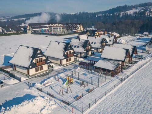 eine Luftansicht eines Resorts im Schnee in der Unterkunft Przy Termach Domki Pokoje Apartamenty in Szaflary