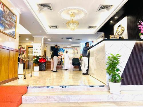 Due uomini sono in piedi nella hall di un negozio di Grand Nova Hotel a Dubai