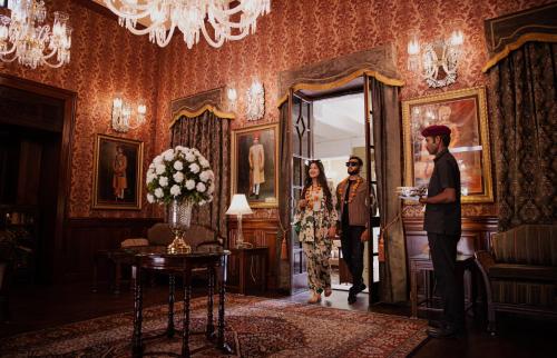 een man en een vrouw die in een kamer staan bij The Ajit Bhawan - A Palace Resort in Jodhpur