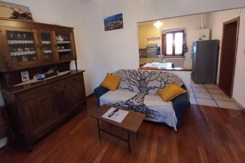 sala de estar con sofá y mesa en Cuore di Toscana, en Pistoia