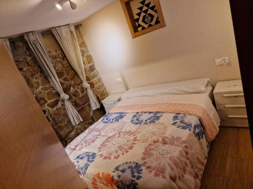 1 dormitorio pequeño con 1 cama en una habitación en La Cueva, en Redondela