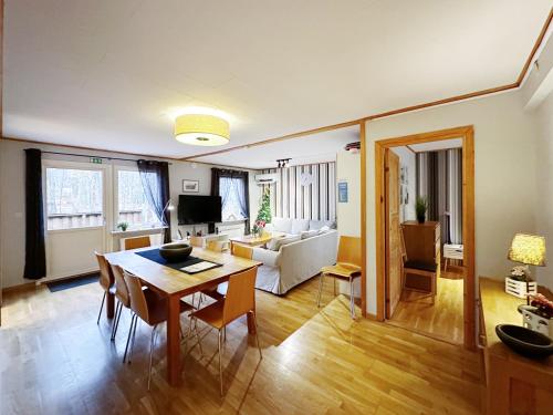 ein Wohnzimmer mit einem Tisch und einem Sofa in der Unterkunft Ystad Holiday Houses in Ystad