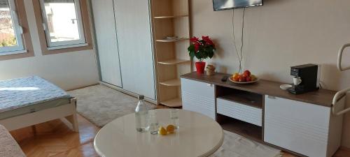 Habitación con mesa y escritorio con fruta. en HRISTIJAN APARTMENT in the city center en Štip