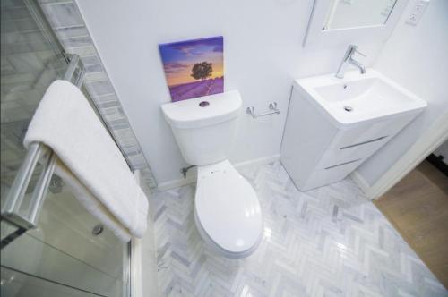 uma casa de banho branca com um WC e um lavatório em Shared Living Los Angeles (LAX) em Los Angeles