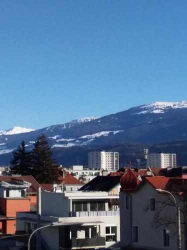 a city with snow covered mountains in the background at Charmante Wohnung für 2 Personen in Zentrumsnähe x angenehm kühl im Sommer x Parkplatz x coworking-Arbeitsplätze im Haus in Innsbruck