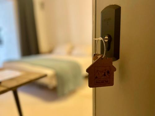 una etiqueta en una puerta en una habitación con cama en Can Paroi en Camprodon