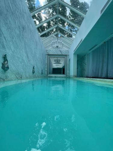 ein Pool mit blauem Wasser in einem Gebäude in der Unterkunft Apartamento en Edificio YOO Punta del Este in Punta del Este