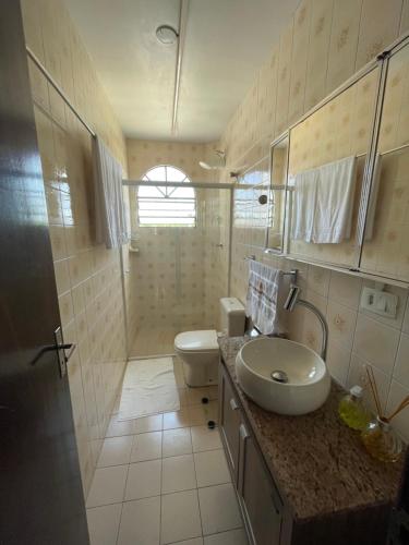 y baño con lavabo y aseo. en Casa ótima localização, en Curitiba