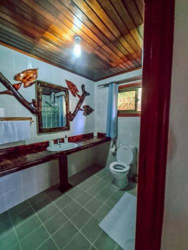 Un baño de Gorgeous and Peaceful Guest House