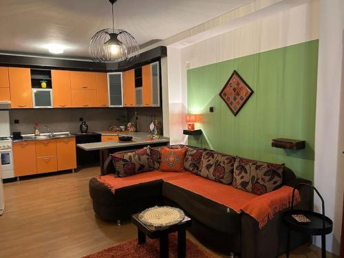 Il comprend un salon avec un canapé et une cuisine. dans l'établissement Jordan Apartman, à Niška Banja