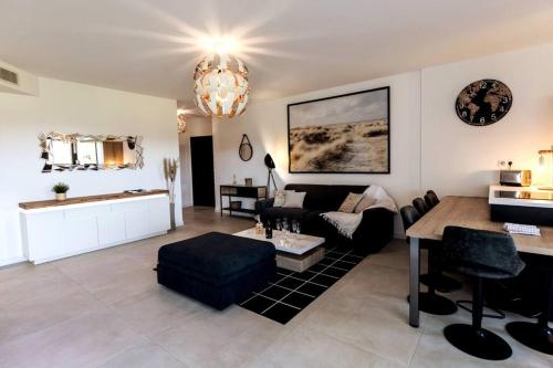 un salon avec un canapé et une table dans l'établissement Proche centre ville et commodités, appt 4/6 pers, à Porto-Vecchio