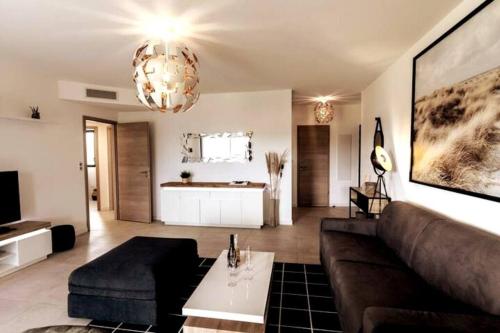 un salon avec un canapé et une table dans l'établissement Proche centre ville et commodités, appt 4/6 pers, à Porto-Vecchio