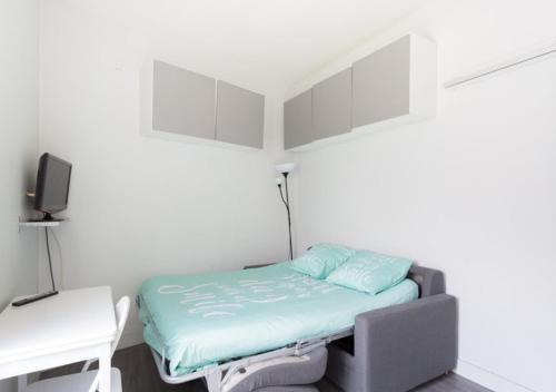 a small room with a bed and a desk at Studio Meublé in Gentilly