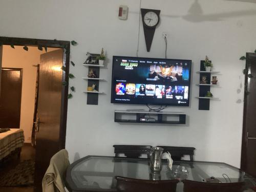 TV a/nebo společenská místnost v ubytování Parkland 4BHK independent floor