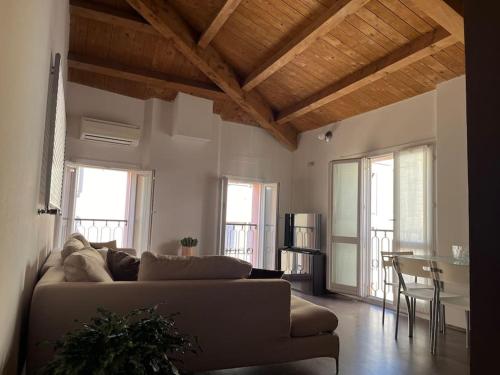 un salon avec un canapé et une table dans l'établissement Elegante torretta in centro, à Faenza