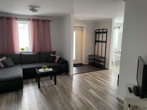 a living room with a couch and a table at Jättefin lägenhet mellan staden och fjället in Oviken