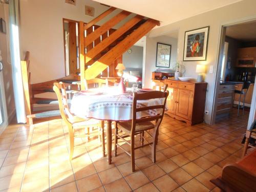 Photo de la galerie de l'établissement Grande Maison 3* avec Jardin Clos, à 5 min de la Mer - Proche Quimper et Fouesnant - FR-1-481-99, à Pleuven