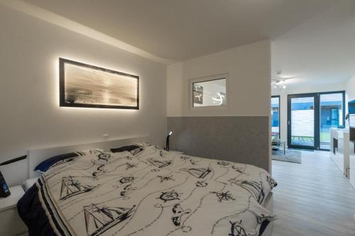 - une chambre avec un lit et une couette dans l'établissement Ankerplatz, à Büsum