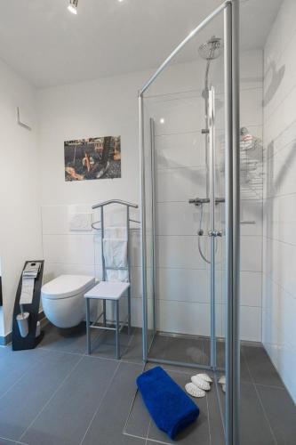 a bathroom with a glass shower and a toilet at Ankerplatz in Büsum