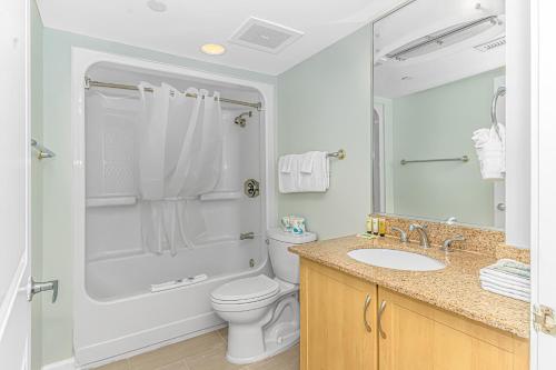 ein Bad mit einer Dusche, einem WC und einem Waschbecken in der Unterkunft Sandy Beach 1612 in Myrtle Beach