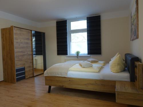 Apartment-Haus Am Jakobsweg في بوتسن: غرفة نوم بسرير كبير ونافذة