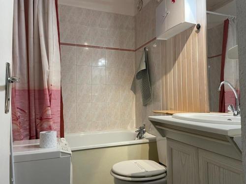 une salle de bain avec toilettes, baignoire et lavabo dans l'établissement Studio cosy 2 pers avec terrasse, Barèges - Proche thermes et ski, navette gratuite - FR-1-403-102, à Barèges
