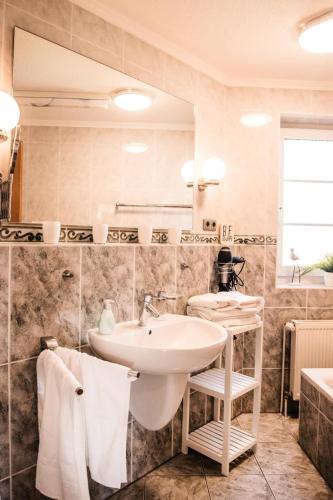 a bathroom with a sink and a mirror at Rosenblick (E8) in Büsum