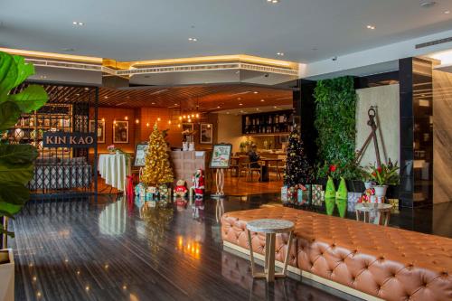 vestíbulo con sofá y árbol de Navidad en Victoria Garden Hotel, en George Town