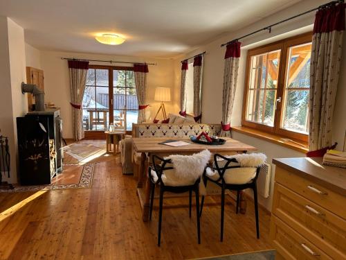 - un salon avec une table et un canapé dans l'établissement Chalet Heidi, à Bad Kleinkirchheim
