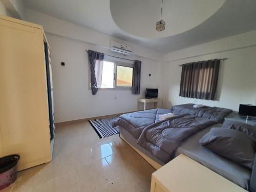 uma sala de estar com uma cama e um sofá em Al Deira Dahab Residence em Dahab