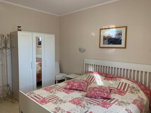 sypialnia z łóżkiem z poduszkami w obiekcie Casa Montgò w mieście L'Escala