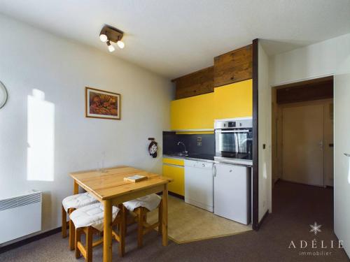 Studio Montvalezan-La Rosière, 1 pièce, 4 personnes - FR-1-398-556にあるキッチンまたは簡易キッチン