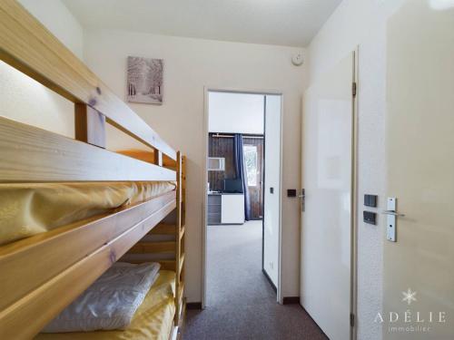 Cette chambre comprend 2 lits superposés et un couloir. dans l'établissement Studio 4 pers. aux pieds des pistes avec wifi à 250m des commerces - FR-1-398-556, à La Rosière