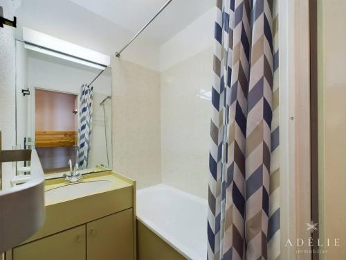 une salle de bain avec un lavabo et une douche dans l'établissement Studio 4 pers. aux pieds des pistes avec wifi à 250m des commerces - FR-1-398-556, à La Rosière