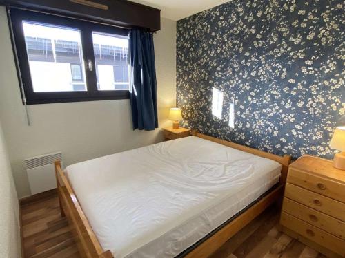 une petite chambre avec un lit et une fenêtre dans l'établissement Appartement cosy 2 pièces, 6 pers, balcon sud, proche pistes et commerces - Alpe d'Huez - FR-1-405-46, à L'Alpe-d'Huez