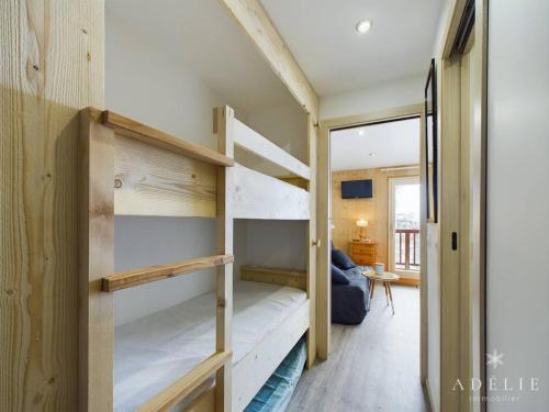 ラ・ロジエールにあるAppartement Montvalezan-La Rosière, 1 pièce, 6 personnes - FR-1-398-536の小さなお部屋で、二段ベッドが備わります。