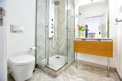 Et badeværelse på Hot Breeze Apartment