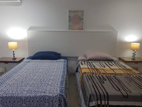 dos camas sentadas una al lado de la otra en una habitación en Habitacion independiente en Samborondon, en SamborondÃ³n